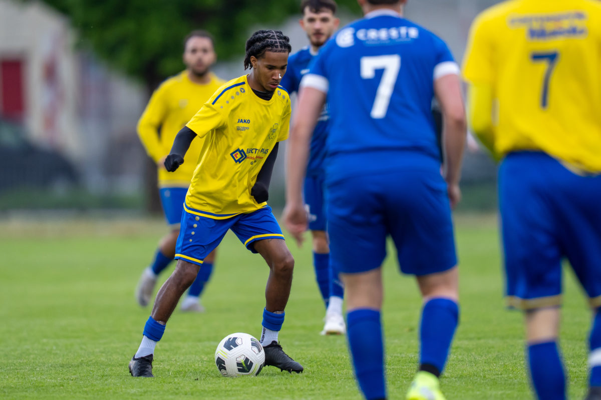 Le Grandsonnois Ivan Varela (en jaune) a fait le malheur de Val-Bal en toute fin de match, aux Prés-sous-Ville
